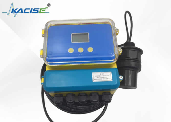 IP66 डिस्प्ले इंस्ट्रूमेंट IP68 ट्रांसड्यूसर 30m रेंज इंडस्ट्रियल तरल स्तर निगरानी के लिए दो तारों से विभाजित अल्ट्रासोनिक स्तर मीटर